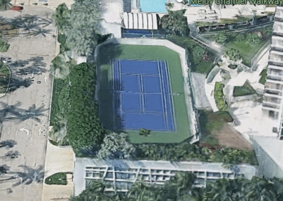 Tennis Court — Lieu réel