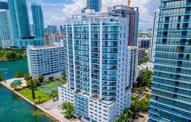 New Wave Condominiums — Lieu réel