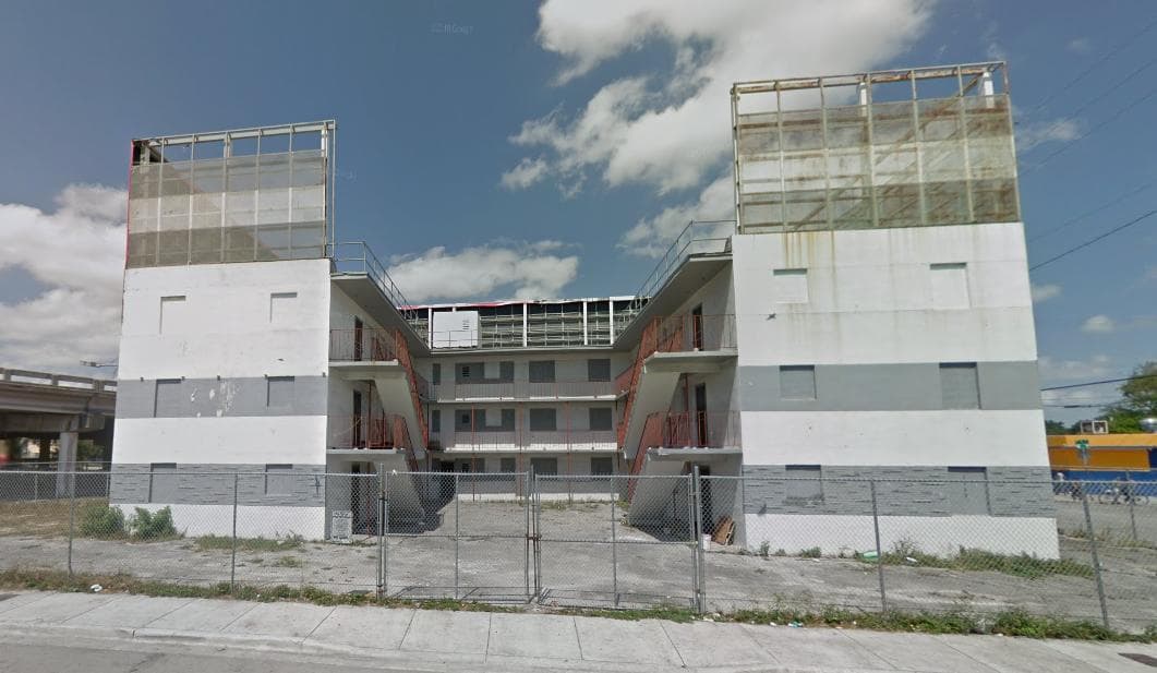 1360 NW 1st Ct — Lieu réel