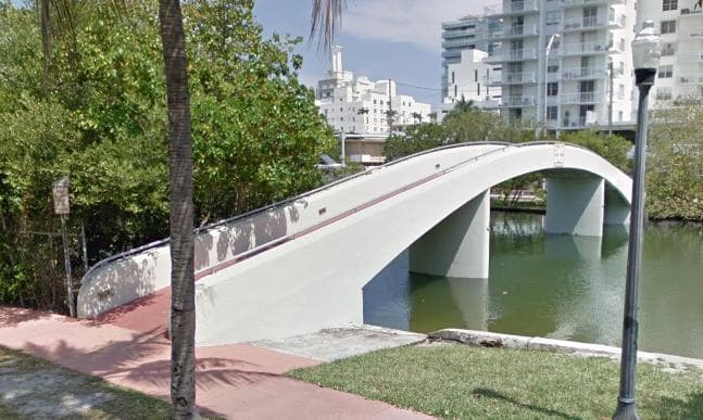 Pedestrian Bridge — Lieu réel