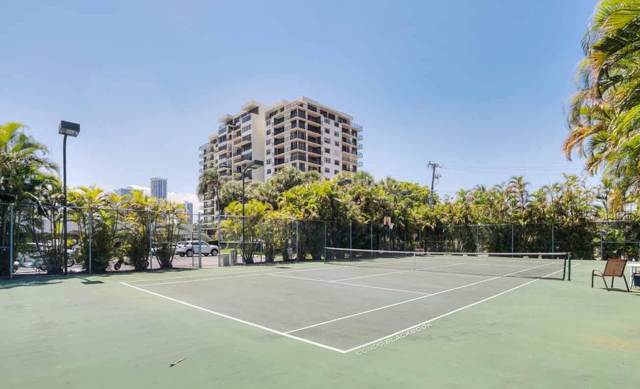 Tennis Court — Lieu réel
